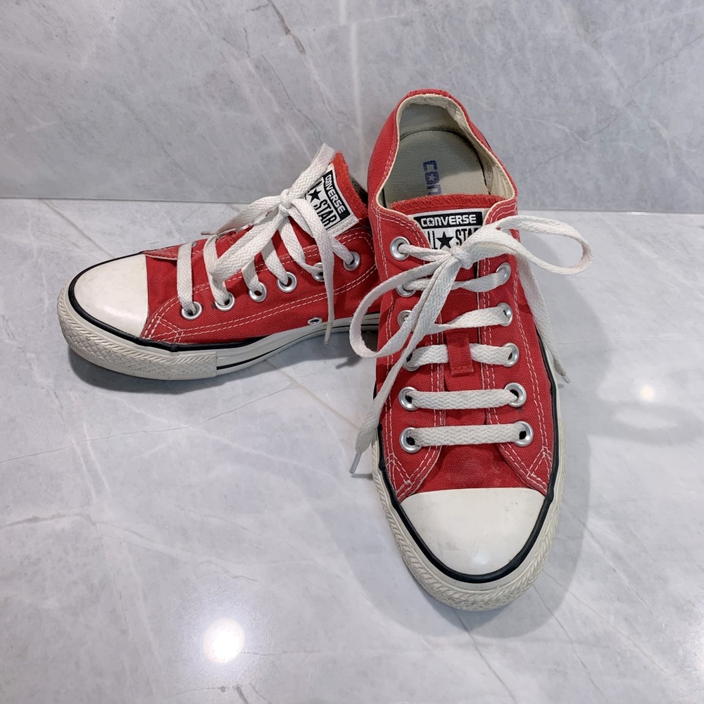 Red converse size 7 ladies, size 5 men’s great patina